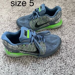 Nike Kids Sneakers in Blue and Neon Green